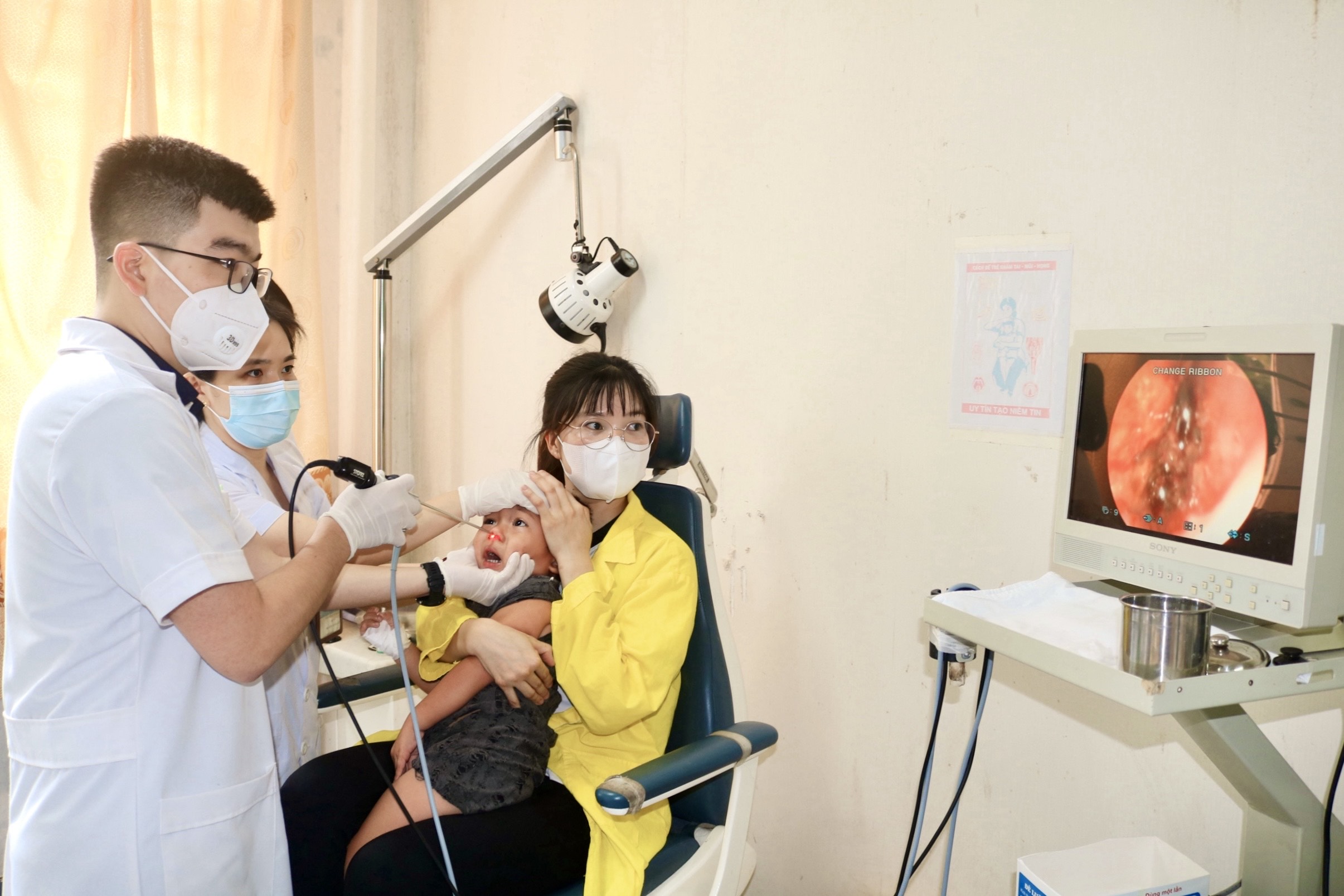 Viên pin cúc ăn mòn cuốn mũi và vách ngăn mũi bé trai 03 tuổi