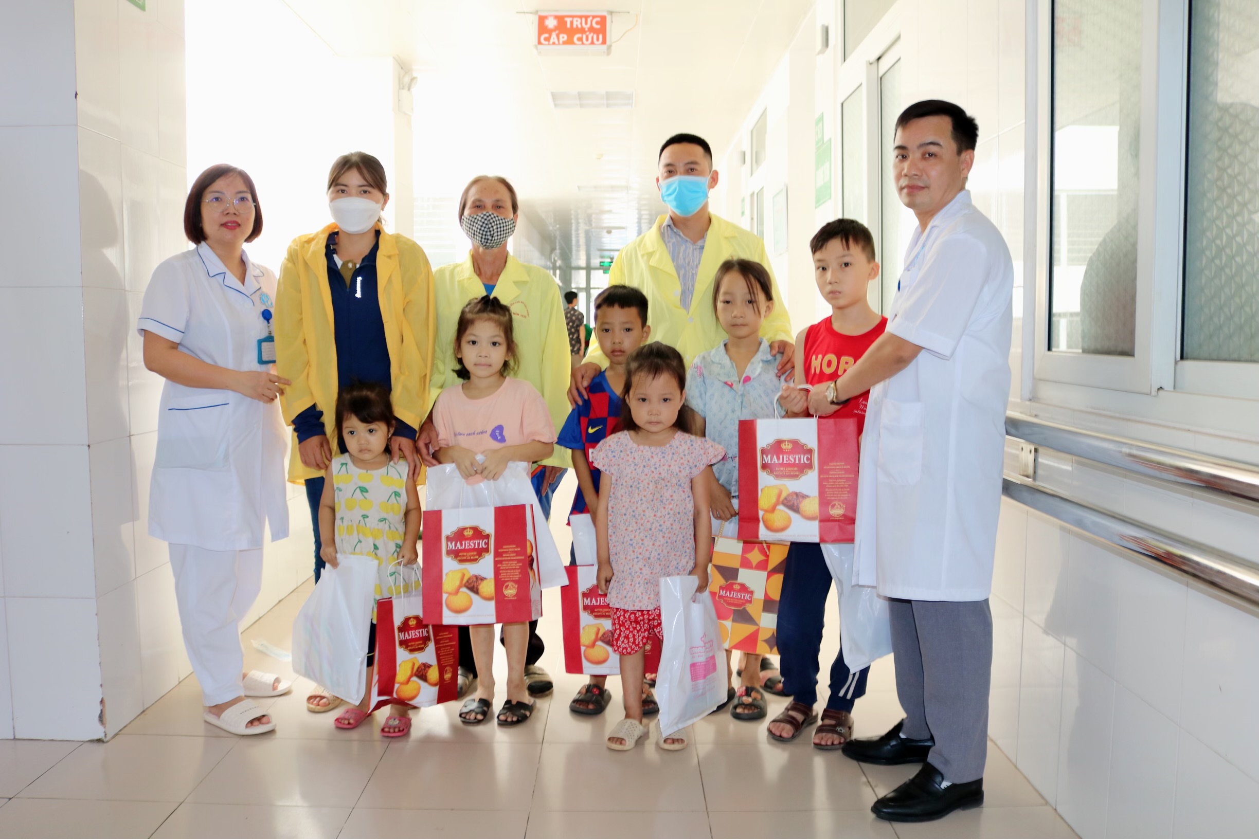 Tết Thiếu nhi ấm áp với các bé bệnh nhi đang điều trị tại Bệnh viện Sản Nhi Bắc Giang