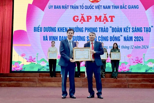 Giám đốc Bệnh viện Sản Nhi Bắc Giang vinh dự nhận Bằng khen của Chủ tịch Uỷ ban Mặt trận Tổ quốc Việt Nam tỉnh Bắc Giang