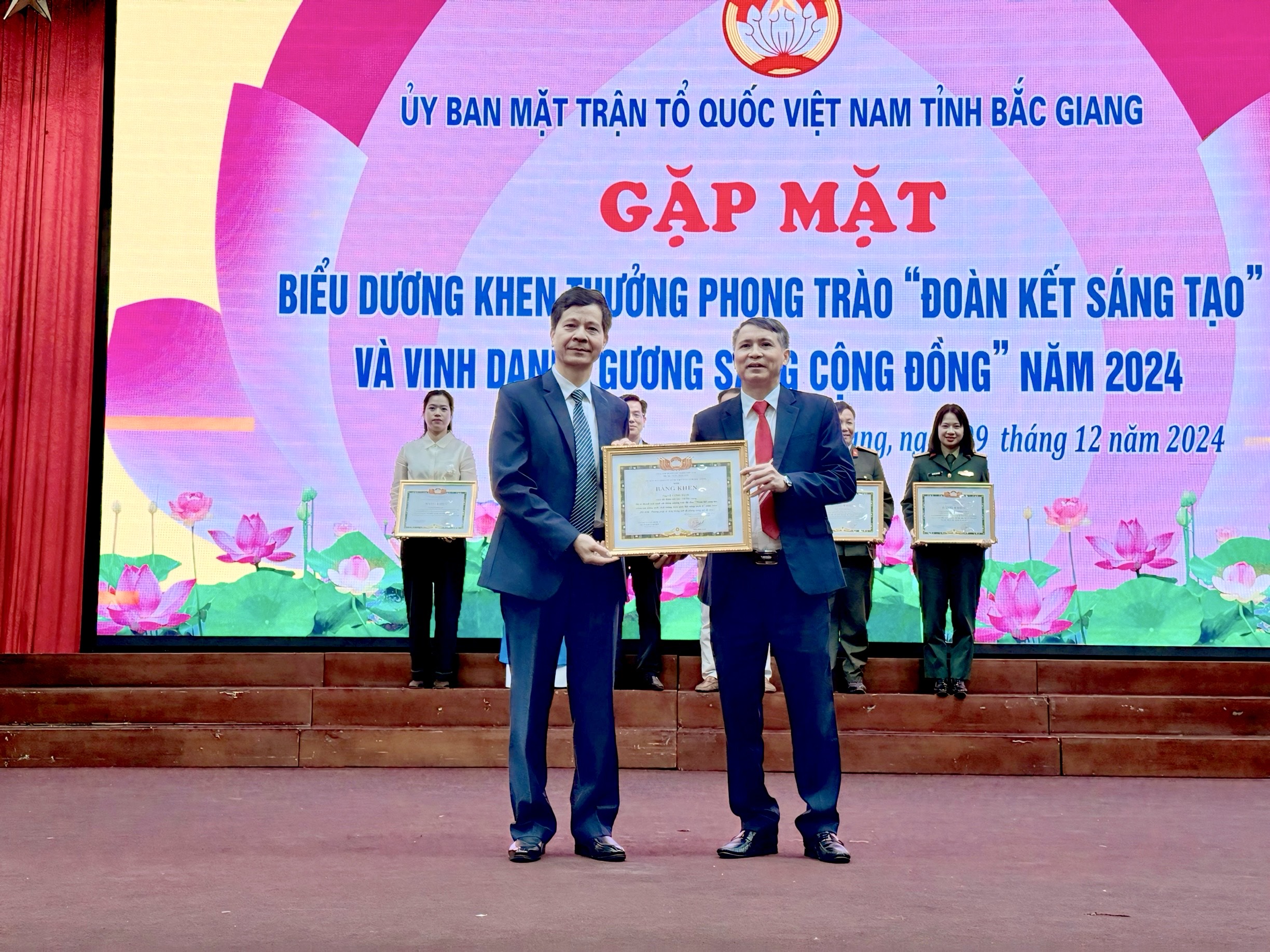 Giám đốc Bệnh viện Sản Nhi Bắc Giang vinh dự nhận Bằng khen của Chủ tịch Uỷ ban Mặt trận Tổ quốc Việt Nam tỉnh Bắc Giang