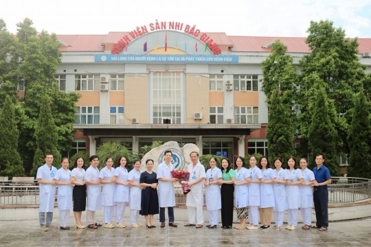 Bệnh viện Sản Nhi Bắc Giang tặng hoa chúc mừng Trưởng Khoa Phụ đã hoàn thành xuất sắc nhiệm vụ sau 34 năm công tác