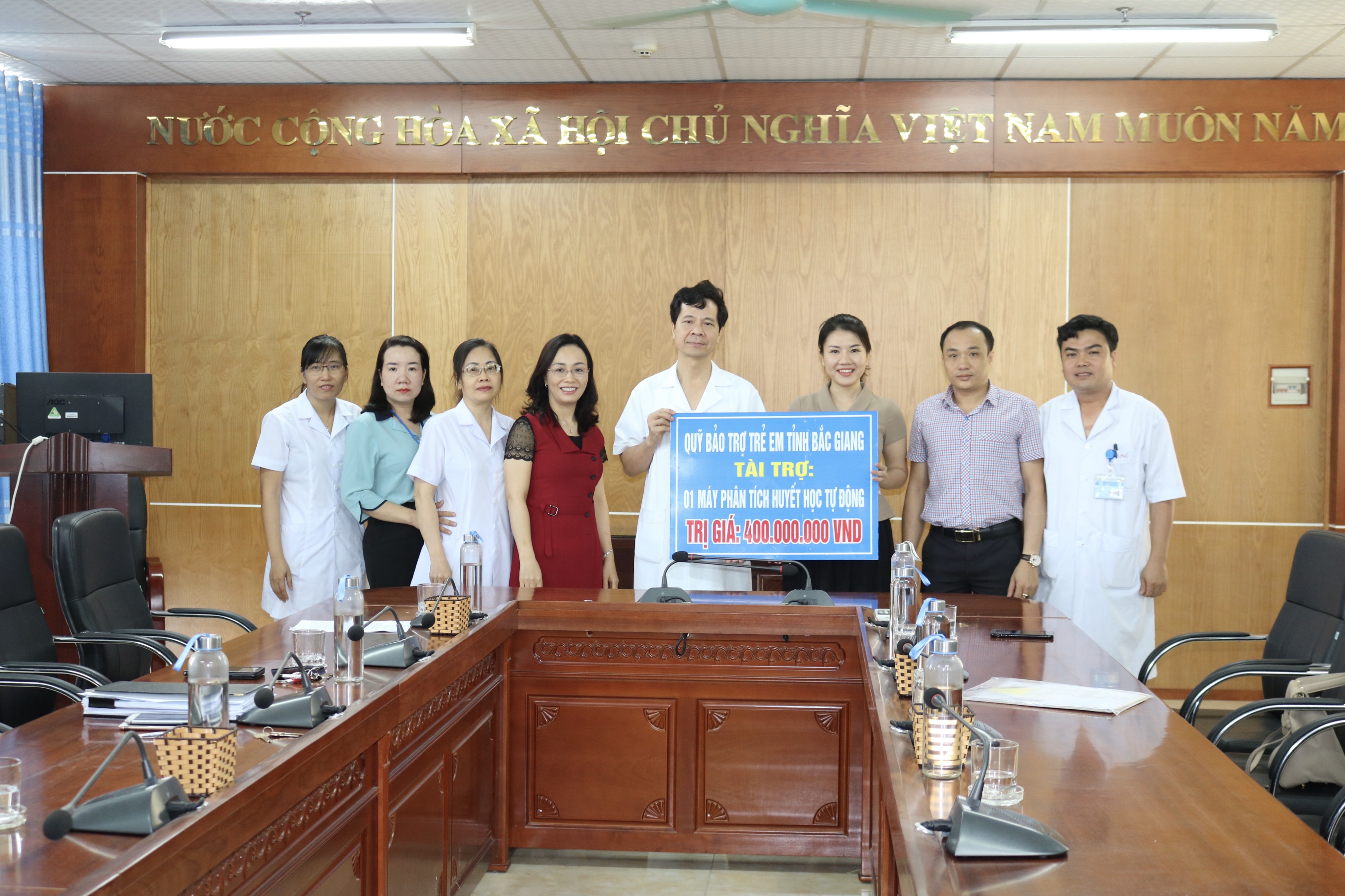 Máy phân tích huyết học tự động trị giá 400 triệu đồng được trao tặng cho Bệnh viện Sản Nhi Bắc Giang