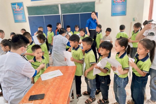 Bệnh viện Sản Nhi Bắc Giang tổ chức khám bệnh và cấp phát thuốc miễn phí cho 250 học sinh Trường TH và THCS Hữu Sản