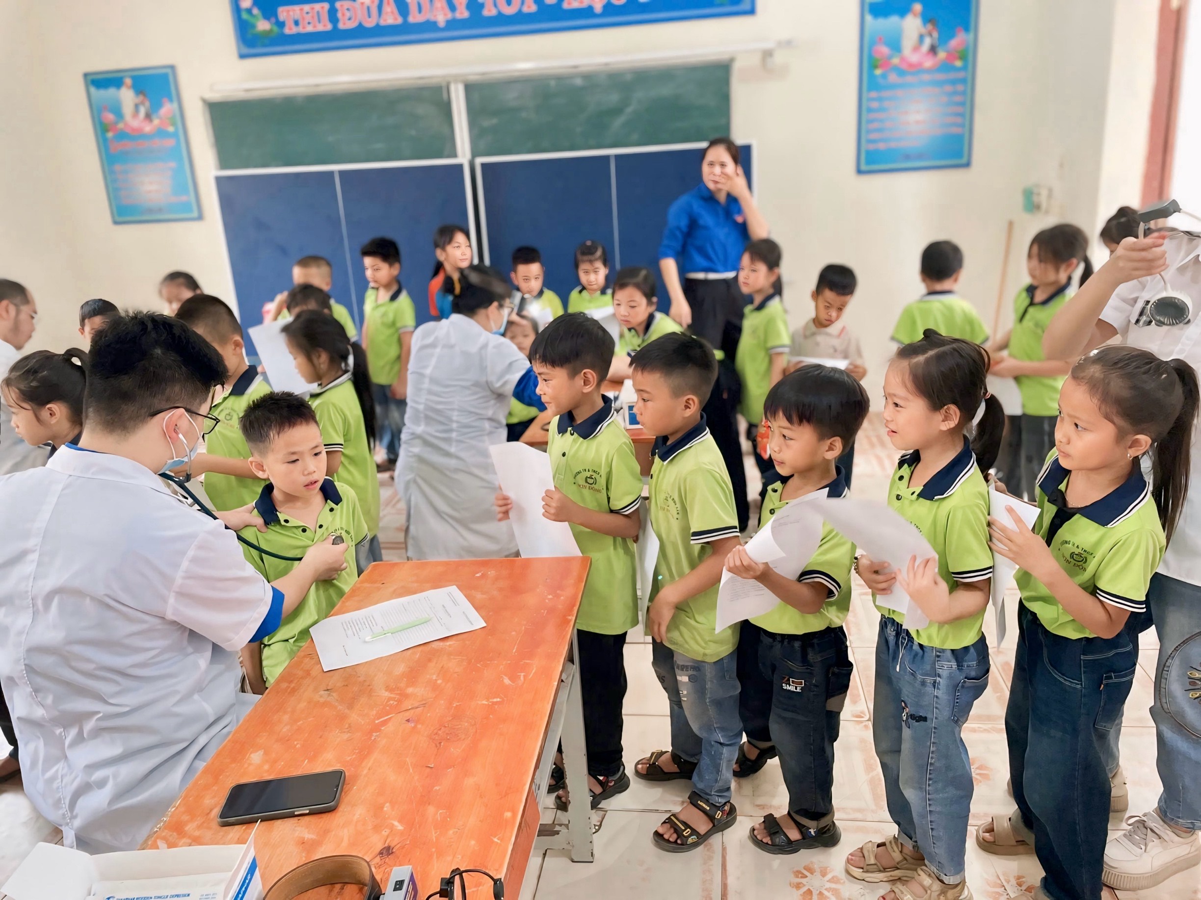 Bệnh viện Sản Nhi Bắc Giang tổ chức khám bệnh và cấp phát thuốc miễn phí cho 250 học sinh Trường TH và THCS Hữu Sản
