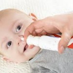 Rửa mũi cho trẻ bằng nước muối sinh lý đúng cách