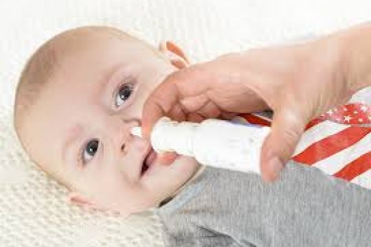 Rửa mũi cho trẻ bằng nước muối sinh lý đúng cách