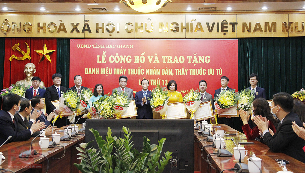 Giám đốc và Phó Giám đốc Bệnh viện Sản Nhi Bắc Giang vinh dự đón nhận Danh hiệu cao quý "Thầy thuốc Ưu tú"