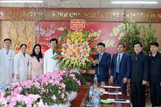 Chủ tịch UBND tỉnh Bắc Giang Lê Ánh Dương thăm và chúc Tết Bệnh viện Sản Nhi Bắc Giang