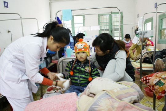 Thủ tướng trả lời chất vấn về chế độ, chính sách đối với cán bộ Y tế