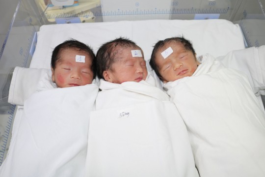 Những thiên thần sinh ba đáng yêu chào đời