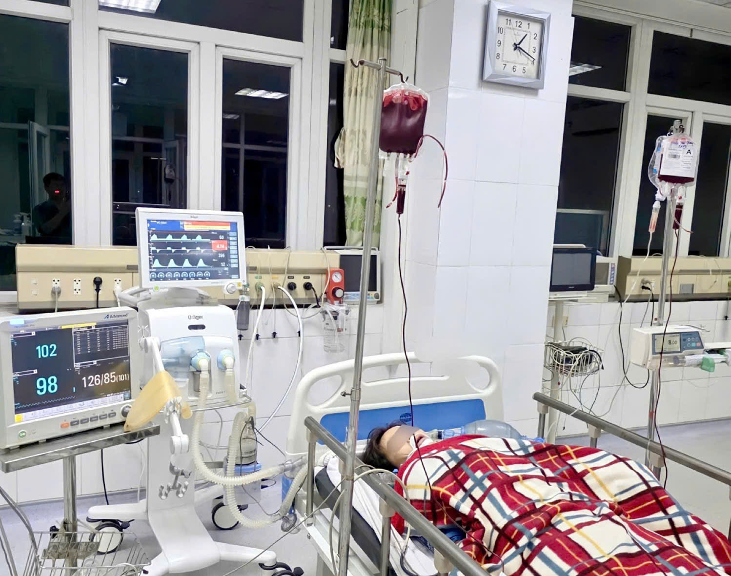 Giành lại sự sống từ lằn ranh sinh - tử: Thai phụ sốc mất máu nặng, vỡ tử cung do tự ý phá thai lưu 33 tuần bằng thuốc