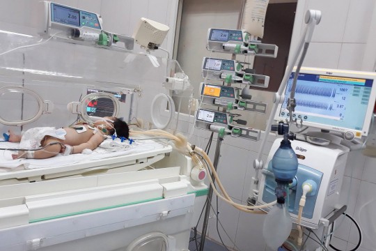 Cứu sống bé gái sơ sinh bị xuất huyết phổi nặng kèm rối loạn đông máu tại Bệnh viện Sản Nhi Bắc Giang