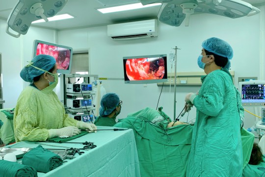 Kỷ lục mới - Khối u xơ tử cung nặng 02kg được phẫu thuật nội soi thành công tại Bệnh viện Sản Nhi Bắc Giang đánh dấu sự phát triển vượt bậc trong lĩnh vực phẫu thuật nội soi phụ khoa