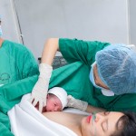 Giọt sữa đầu đời ngay trên bàn mổ lấy thai: Khởi đầu yêu thương cho Mẹ và Bé