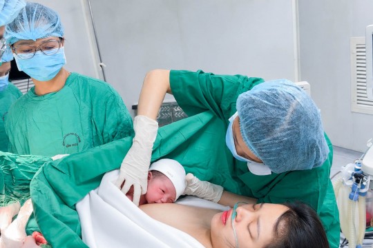 Giọt sữa đầu đời ngay trên bàn mổ lấy thai: Khởi đầu yêu thương cho Mẹ và Bé