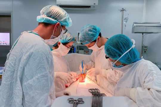 Phẫu thuật cắt bỏ u xơ tử cung nặng 2,2 kg tại Bệnh viện Sản Nhi Bắc Giang