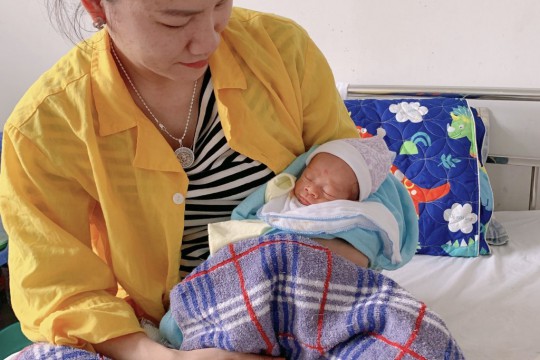 Thai nhi 34 tuần tuổi nặng 1,2 kg, suy thai mãn được mổ lấy thai và nuôi dưỡng thành công tại Bệnh viện Sản Nhi Bắc Giang
