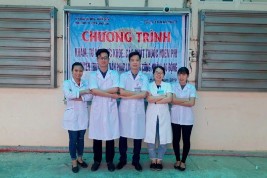 Câu lạc bộ Thầy thuốc trẻ Bệnh viện Sản Nhi Bắc Giang khám bệnh và cấp phát thuốc miễn phí cho 230 nữ công nhân may tại Huyện Lạng Giang