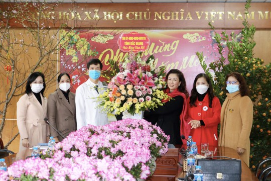 Phó Bí thư Thường trực Tỉnh uỷ, Chủ tịch HĐND Tỉnh Lê Thị Thu Hồng thăm và chúc Tết Bệnh viện Sản Nhi Bắc Giang