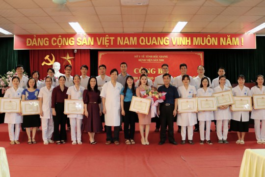 Lễ trao tặng Giấy khen của Giám đốc Sở Y tế cho 22 cá nhân có thành tích xuất sắc trong Sân chơi văn hoá “Giờ thứ 9”