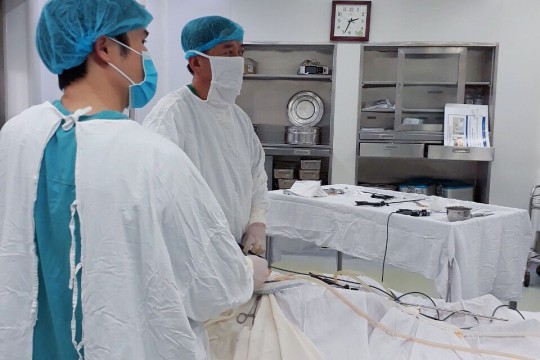 Phẫu thuật nội soi cắt bỏ u nang bì buồng trứng xoắn cho bé gái 7 tuổi tại Bệnh viện Sản Nhi Bắc Giang