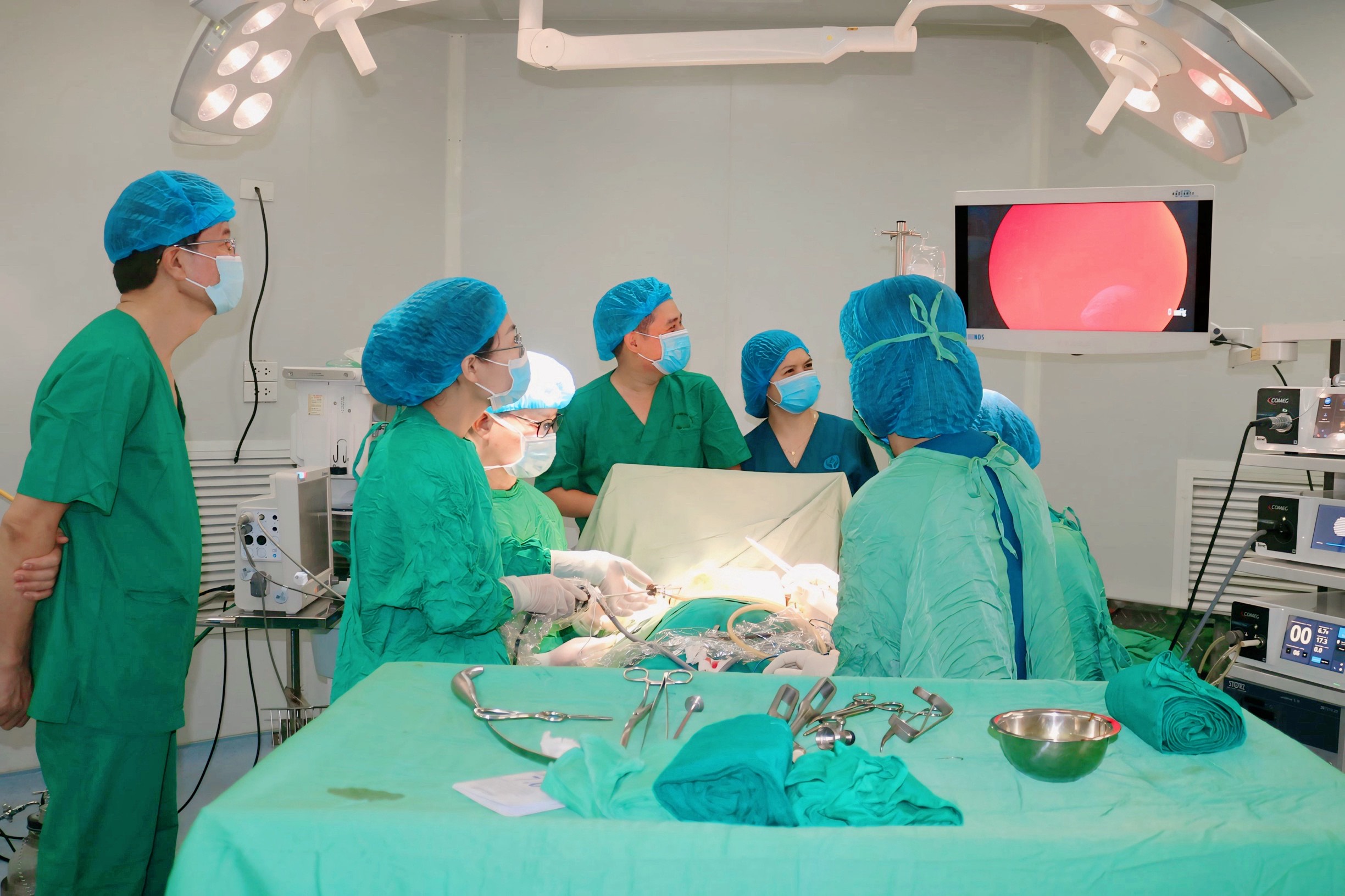 Bác sỹ Bệnh viện Sản Nhi Bắc Giang phẫu thuật nội soi đặt thanh nâng ngực điều trị lõm xương ức cho trẻ
