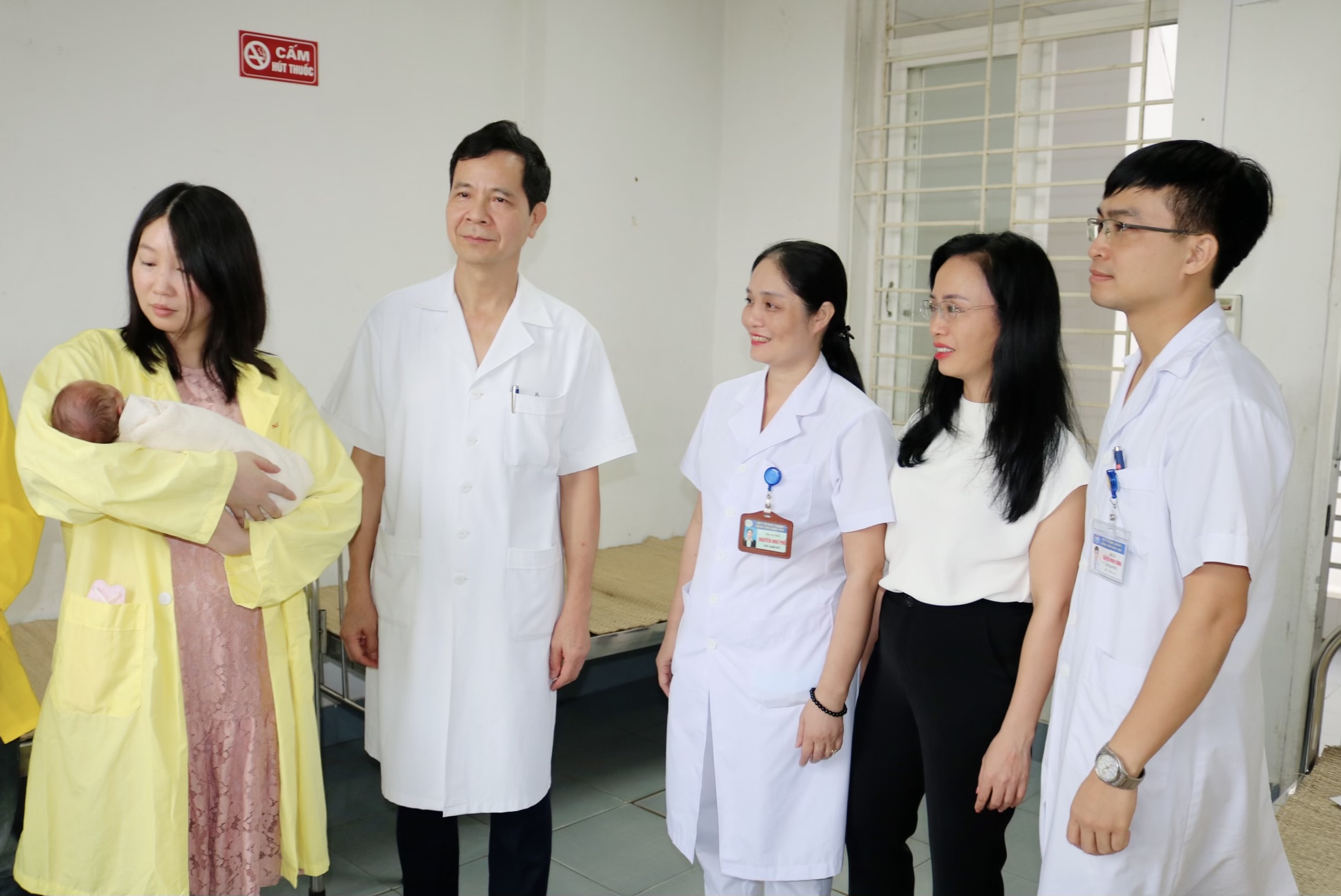 Ban Giám đốc Bệnh viện Sản Nhi Bắc Giang chúc mừng em bé lúc sinh ra chỉ nặng 600gram phát triển khoẻ mạnh và được trở về trong vòng tay yêu thương của Mẹ