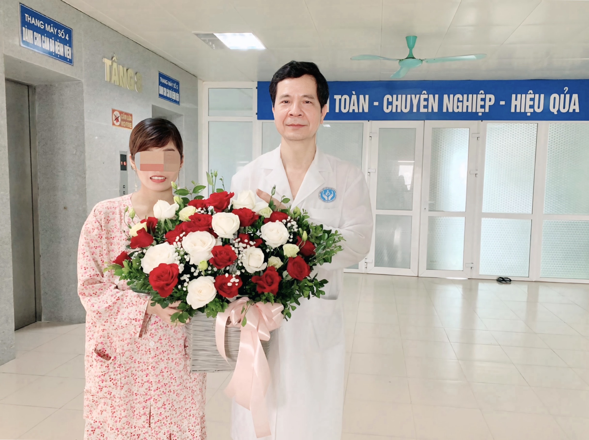 Bệnh nhân A. tặng hoa cảm ơn Thầy thuốc ưu tú - Bác sỹ CKII Lê Công Tước, Giám đốc Bệnh viện đã giúp chị thoát khỏi “bàn tay tử thần”