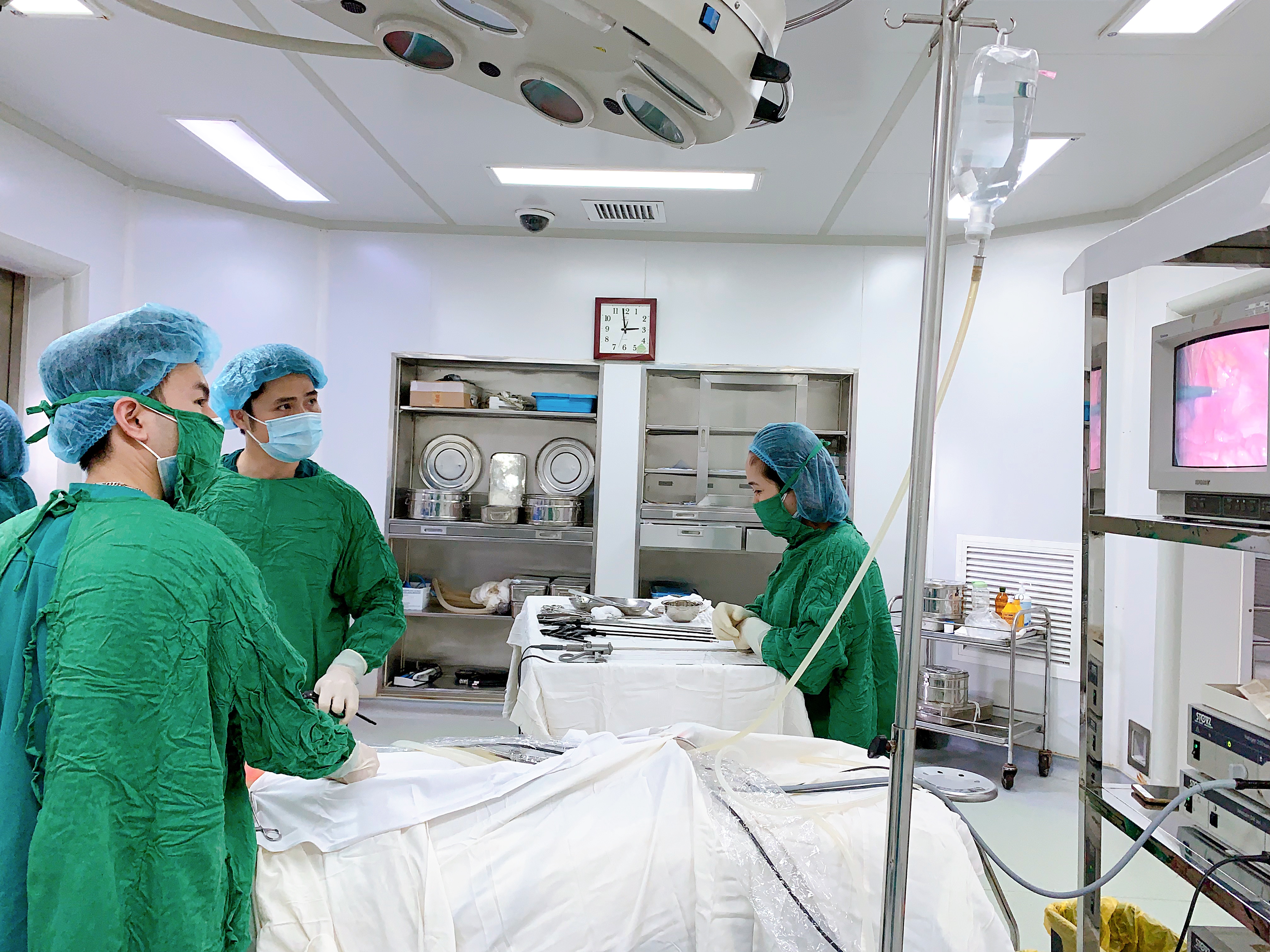 Các bác sỹ ngoại khoa phẫu thuật nội soi viêm phúc mạc ruột thừa cho bệnh nhi