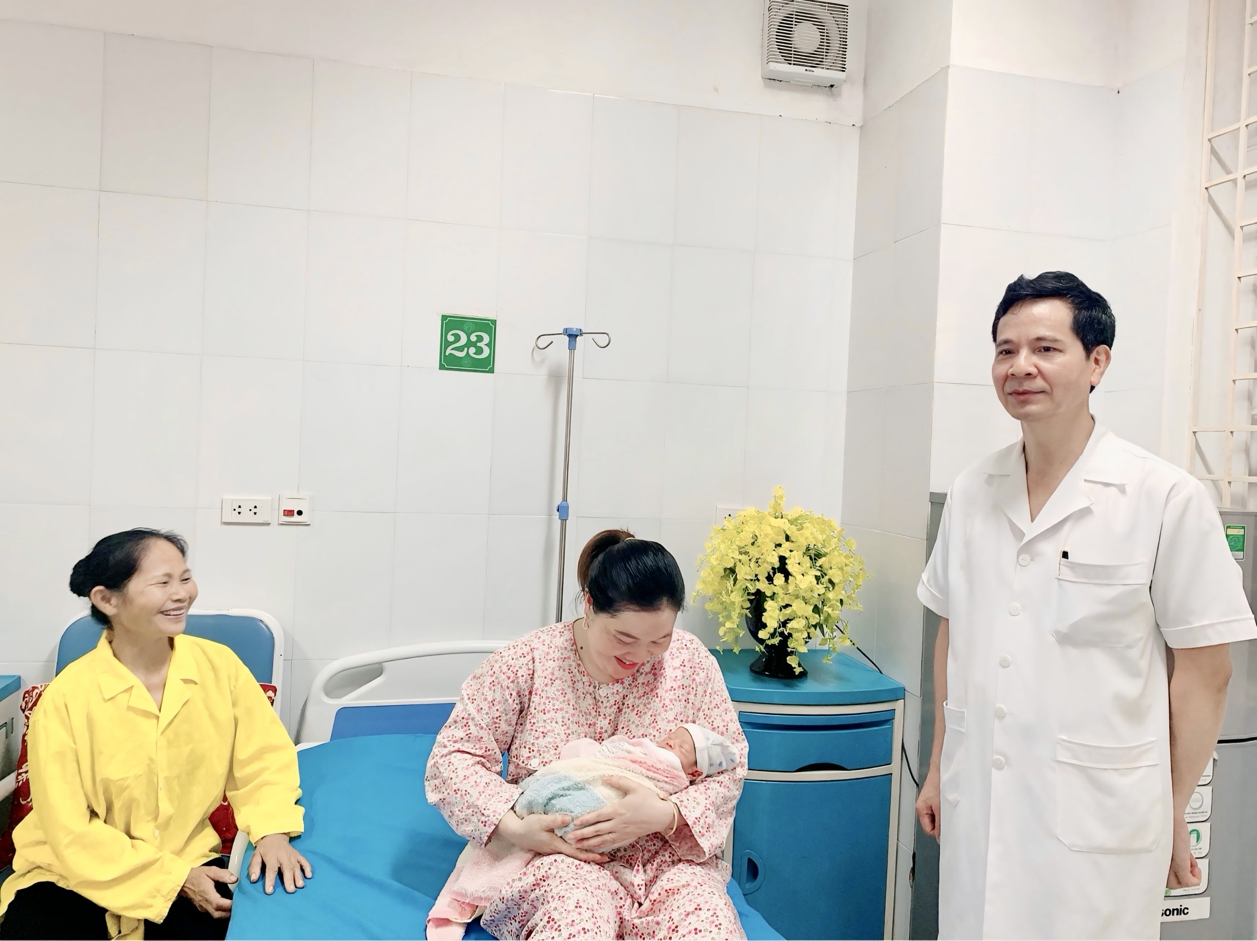 Chị Yến hạnh phúc ôm con yêu trong vòng tay tại Khoa Dịch vụ Y tế tự nguyện