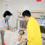 Cấp cứu bé gái 03 tuổi chấn thương kín vùng cổ do bị mắc kẹt cổ vào cánh cổng sắt
