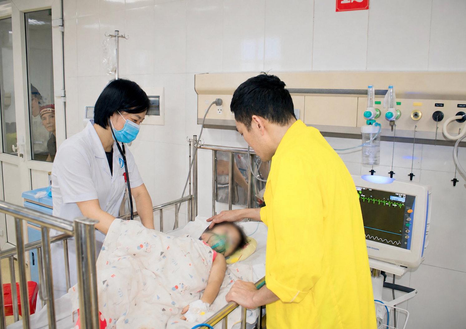 Cấp cứu bé gái 03 tuổi chấn thương kín vùng cổ do bị mắc kẹt cổ vào cánh cổng sắt
