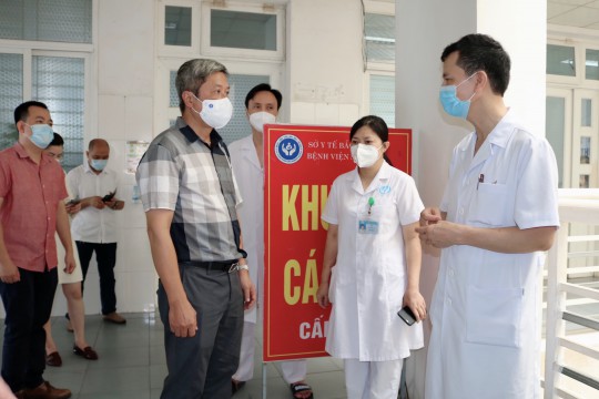 Thứ trưởng Bộ Y tế Nguyễn Trường Sơn kiểm tra công tác xét nghiệm vi-rút SARS-CoV-2 tại Bệnh viện Sản Nhi Bắc Giang