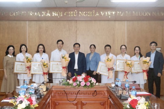 Giám đốc Sở Y tế trao tặng Giấy khen cho 06 cá nhân có thành tích trong cấp cứu người bệnh bị Hội chứng Gương hiếm gặp