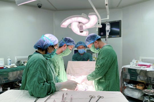 Phẫu thuật cấp cứu bé trai 45 ngày tuổi bị xoắn ruột khiến ruột hoại tử tại Bệnh viện Sản Nhi Bắc Giang