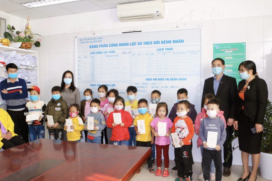 Ngân hàng Vietcombank - Chi nhánh Bắc Giang trao tặng 30 suất quà Tết cho các gia đình bệnh nhi có hoàn cảnh khó khăn tại Bệnh viện Sản Nhi Bắc Giang