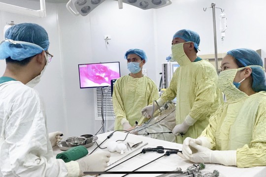 Phẫu thuật nội soi cấp cứu cắt bỏ u nang bì buồng trứng phải xoắn cho bé gái 05 tuổi tại Bệnh viện Sản Nhi Bắc Giang