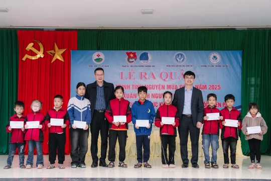 Bệnh viện Sản Nhi Bắc Ninh Số 1 khám bệnh và cấp phát thuốc miễn phí cho 300 học sinh Trường Tiểu học Phượng Sơn số 3