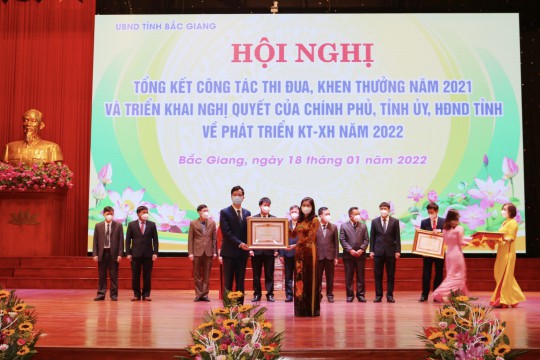 Bệnh viện Sản Nhi Bắc Giang vinh dự đón nhận Bằng khen của Thủ tướng Chính phủ vì những thành tích xuất sắc trong công tác phòng, chống dịch trên địa bàn Tỉnh