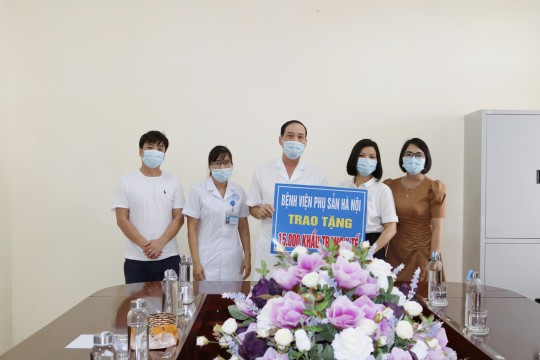 Bệnh viện Phụ Sản Hà Nội trao tặng 15.000 khẩu trang y tế cho đội ngũ y bác sỹ Bệnh viện Sản Nhi Bắc Giang