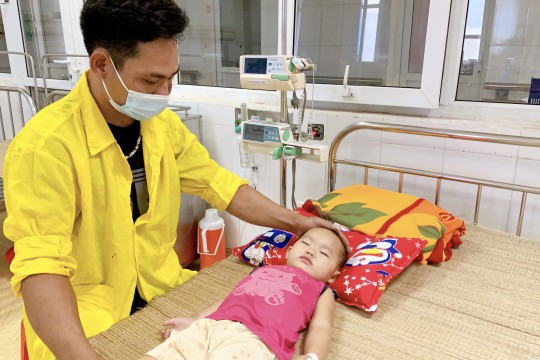 Cấp cứu trẻ 22 tháng tuổi bị ngạt khí do mắc kẹt trên xe ôtô