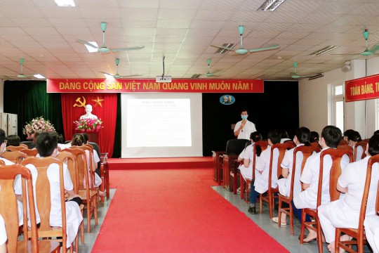 Bệnh viện Sản Nhi Bắc Giang tổ chức tập huấn “Cập nhật hướng dẫn chẩn đoán, điều trị Covid-19 và hướng dẫn xử trí sự cố bất lợi sau tiêm chủng vắc-xin Covid-19”