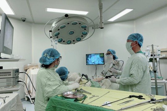 Phẫu thuật nội soi khối u xơ tử cung kích thước lớn cắm sâu trong tiểu khung, trong dây chằng rộng, chèn ép bàng quang và chiếm trọn tiểu khung tại Bệnh viện Sản Nhi Bắc Giang