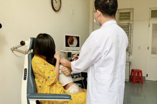 Bé gái 02 tuổi suýt thủng màng nhĩ vì bị 20 con giòi làm tổ trong tai