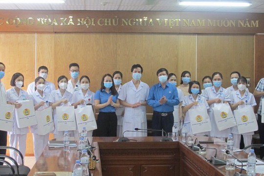 Liên đoàn Lao động tỉnh Bắc Giang và Công đoàn Ngành Y tế Tỉnh trao tặng những phần quà ý nghĩa tri ân những “chiến sỹ áo trắng” Bệnh viện Sản Nhi Bắc Giang