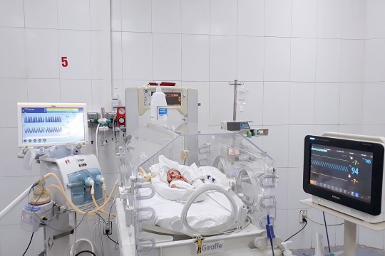 Bệnh viện Sản Nhi Bắc Giang cứu sống bé trai sinh non tháng ở tuần 31 thai kỳ bị suy hô hấp nặng trong Khu Cách ly