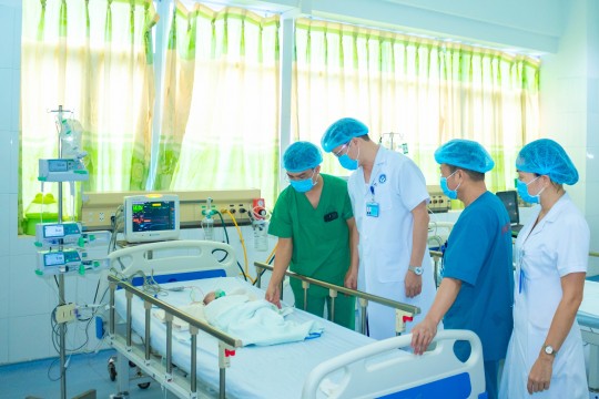 Phẫu thuật thành công vá lỗ thông liên nhĩ thể xoang tĩnh mạch chủ dưới kết hợp sửa hẹp van động mạch phổi cho bệnh nhi 08 tháng tuổi tại Bệnh viện Sản - Nhi Bắc Ninh số 1