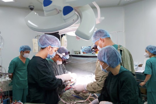 Bệnh viện Sản - Nhi Bắc Giang phẫu thuật vá thông liên nhĩ cho bệnh nhi 5 tuổi bằng phương pháp hiện đại