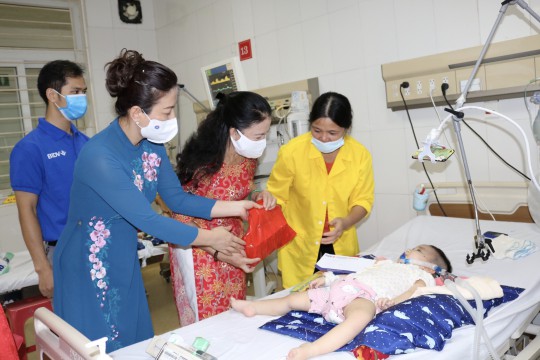 “Hành trình đỏ - Kết nối dòng máu Việt” trao tặng 20 suất quà cho bệnh nhi khó khăn đang điều trị tại Bệnh viện Sản Nhi Bắc Giang
