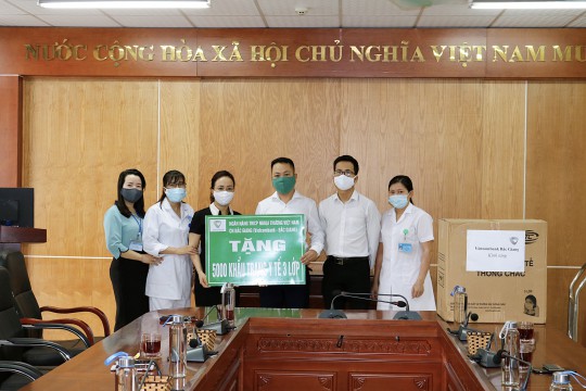 Ngân hàng Vietcombank - Chi nhánh Bắc Giang trao tặng 5000 khẩu trang y tế đạt tiêu chuẩn cho Bệnh viện Sản Nhi Bắc Giang